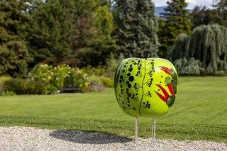 Une pomme réalisée par l'artiste Isabelle Pralong est exposée au Jardin botanique dans le cadre de l'exposition "Au fil des pommes" à l'occasion des 20 ans de l'association Partage. KEYSTONE/SALVATORE DI NOLFI